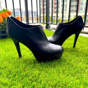 House of Harlow 1960, Black/ Snake Print Heeled Booties, Size 9